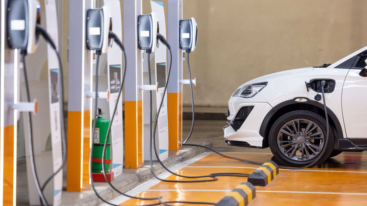 EV Charging Exploring The Advantages Of Commercial Electric Vehicle Charging Stations Featured